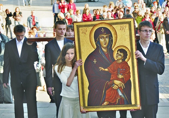 00-polish-kids-with-icon-of-salus-populi-romani-in-jarosc582aw